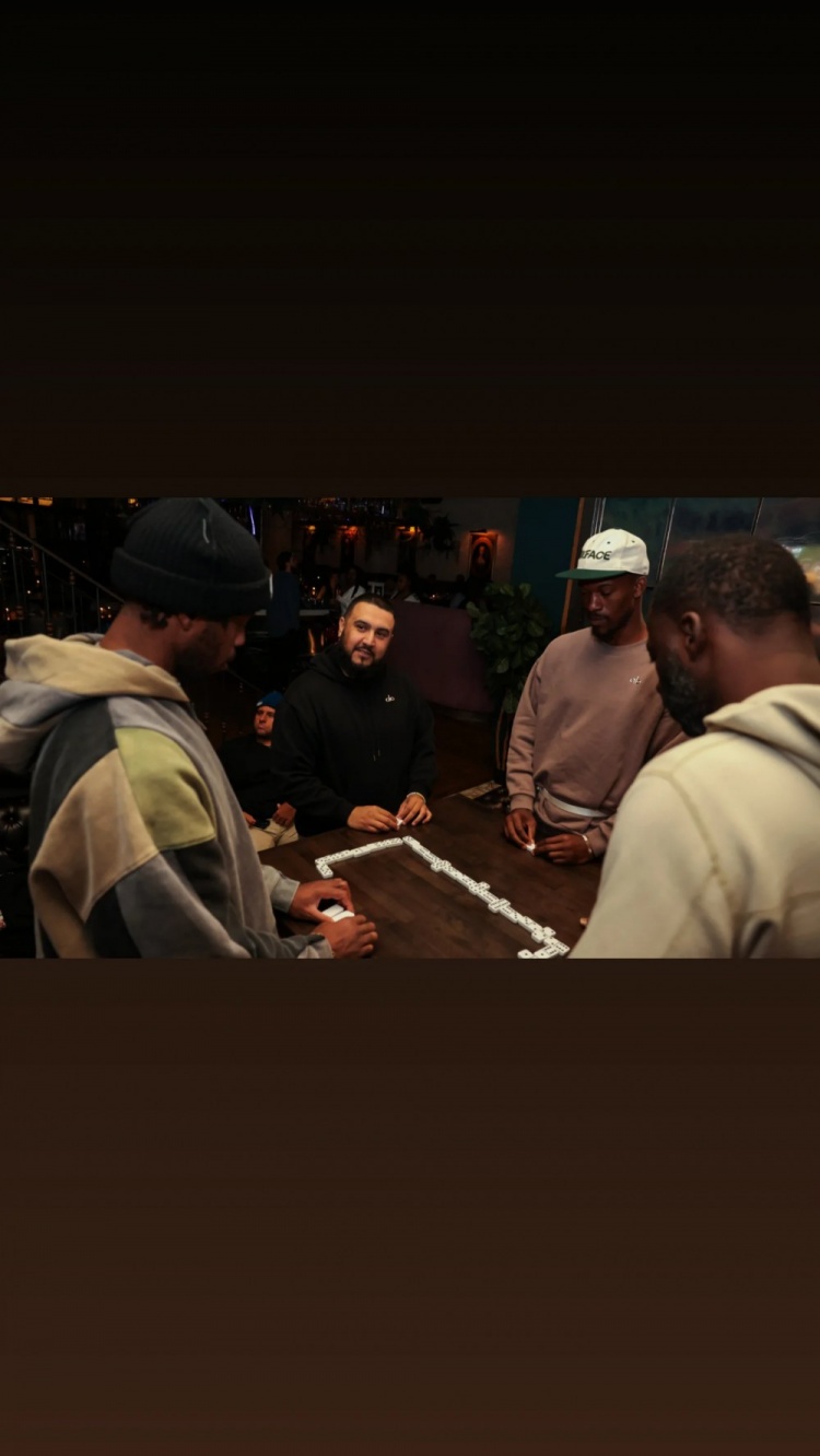  完美融入！巴特勒与新队友追梦&希尔德一起玩牌 并观看超级碗