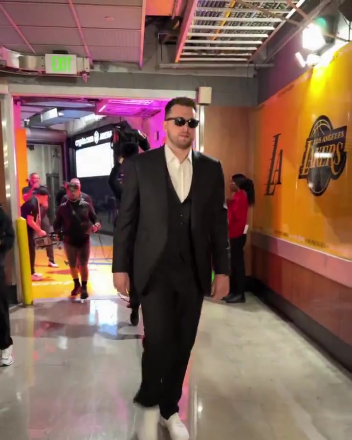  洛夫顿谈浓眉东契奇交易：刷手机看到后很震惊 这就是NBA
